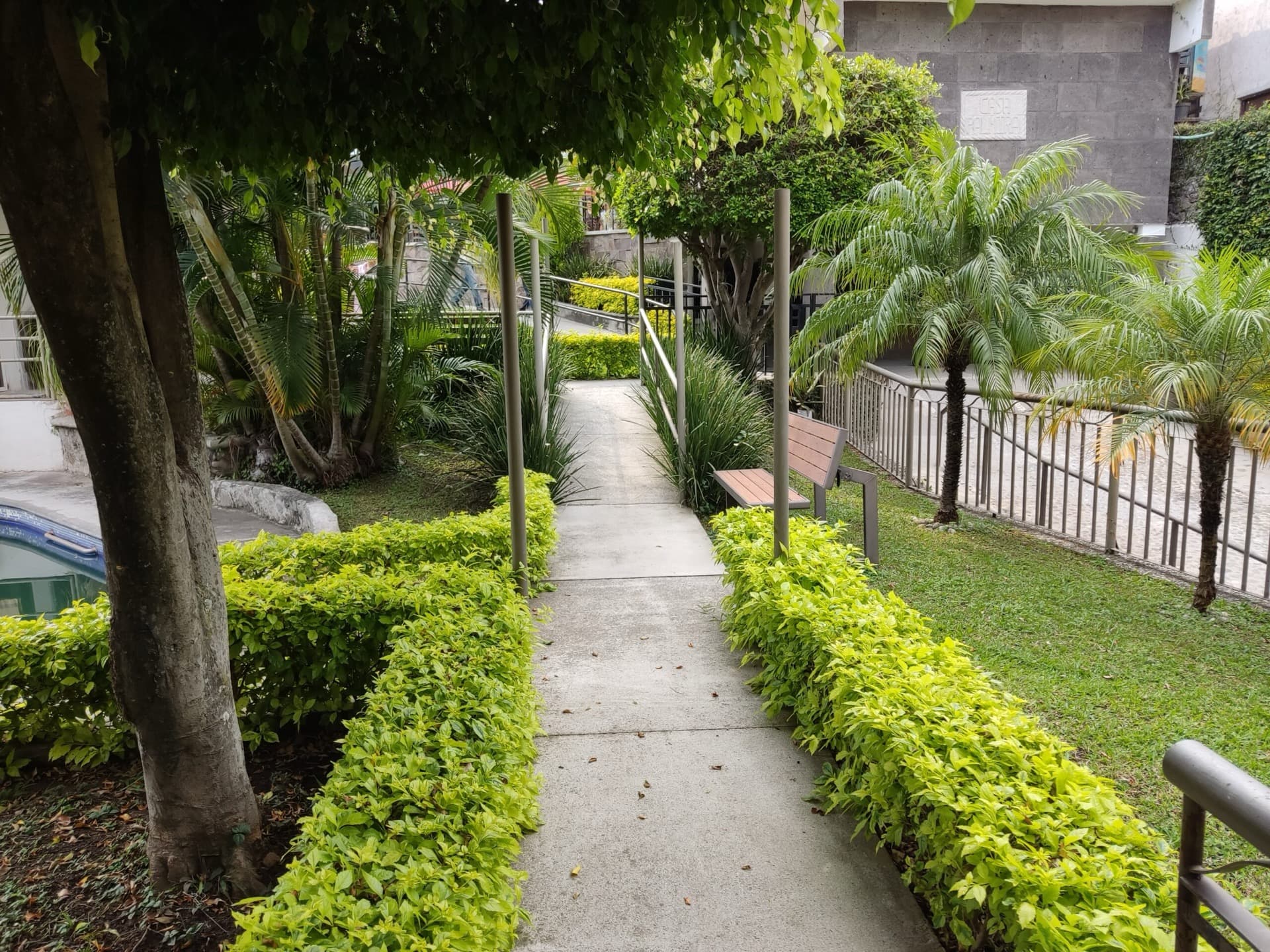 Walkways between gardens